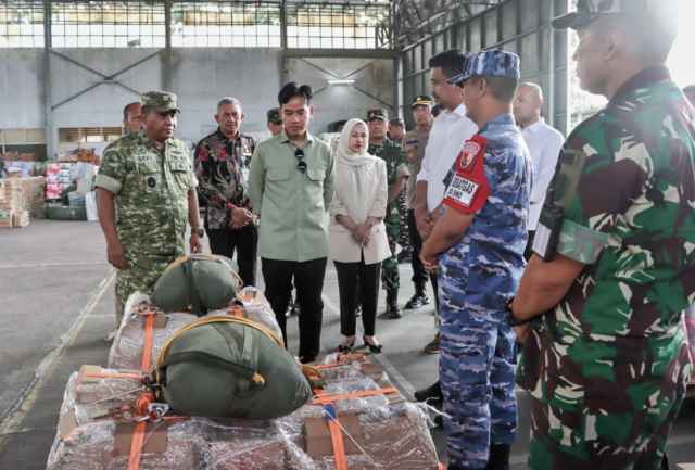 Gubernur Sumatera Utara (Sumut) Muhammad Bobby Afif Nasution mendampingi Wakil Presiden (Wapres) Republik Indonesia Gibran Rakabuming Raka meninjau Posko Bantuan Bencana Sumut di Lanud Soewondo Medan, Kamis (4/12/2025).