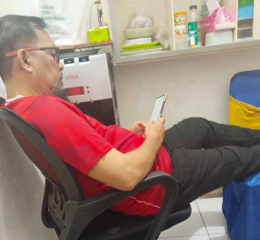 Napi korupsi, Ilyas Sitorus, terlihat sedang asik bermain HP di Rutan Tanjung Gusta