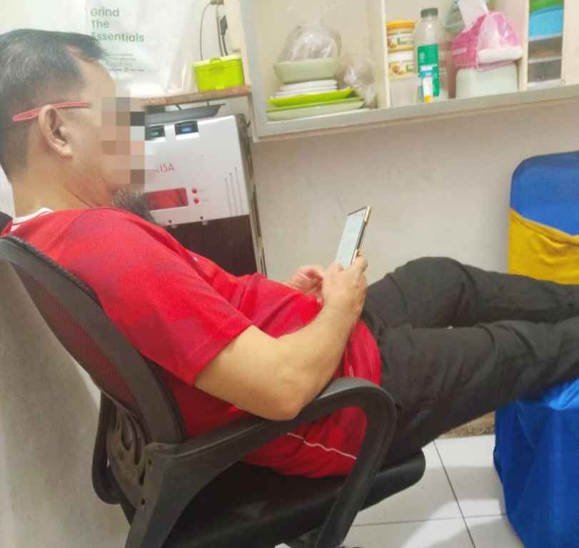 Napi korupsi, IS, terlihat sedang asik bermain HP yang diduga di Rutan Tanjung Gusta