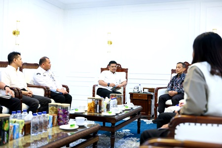 Gubernur Sumatera Utara (Sumut) Muhammad Bobby Afif Nasution menerima audiensi Kepala Otoritas Jasa Keuangan (OJK) Sumut Triyoga Laksito beserta jajaran di ruang kerja Gubernur Sumut, Jalan P. Diponegoro, Medan, Rabu (3/6/2026). Foto/Diskominfo Sumut