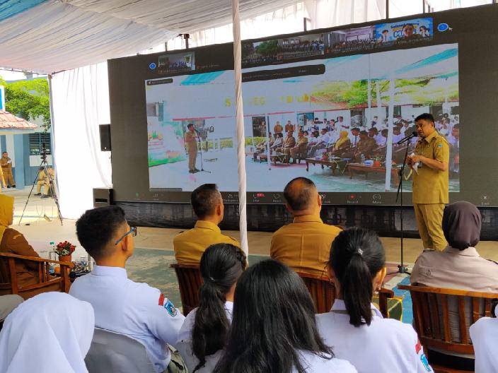 Gubernur Sumut Bobby Nasution saat membuka kegiatan Masa Pengenalan Lingkungan Sekolah (MPLS) SMA/SMK/SLB serentak se-Sumut di SMA Negeri 1 Binjai, Senin (13/7/2026). Foto/medandaily.com