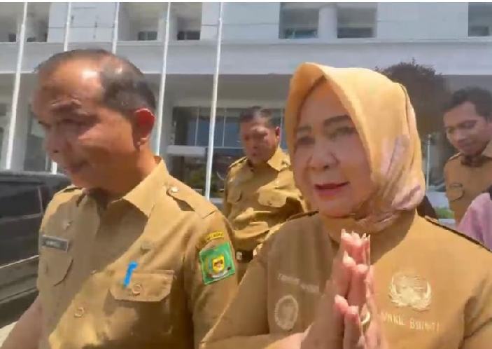 Wakil Bupati Langkat Tiorita Surbakti menerima SK Plt Bupati Langkat yang diserahkan Gubernur Sumatera Utara Bobby Nasution, Senin (6/7/2026).