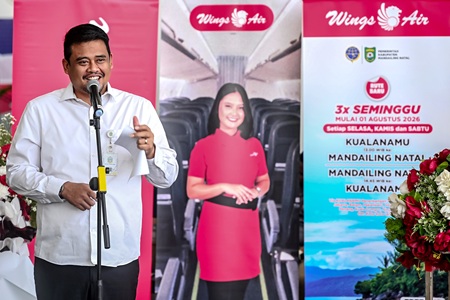 Gubernur Sumatera Utara (Sumut) Muhammad Bobby Afif Nasution meresmikan penerbangan perdana maskapai Wings Air (Lion Group) rute Bandara Internasional Kualanamu (KNO) menuju Bandara Jenderal Besar AH Nasution di Kabupaten Mandailing Natal (MADINA), di Bandara Kualanamu International Airport, Sabtu (1/8/2026). Foto/Diskominfo Sumut